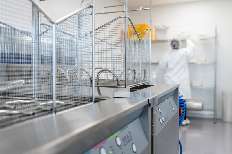 Spoeling van metalen buizen in een cleanroom met demi-water.